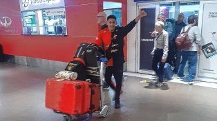 Daniel Toto Iñiguez aterrizó en Argentina completamente vestido con los colores de Colón después de ganar el The Best.