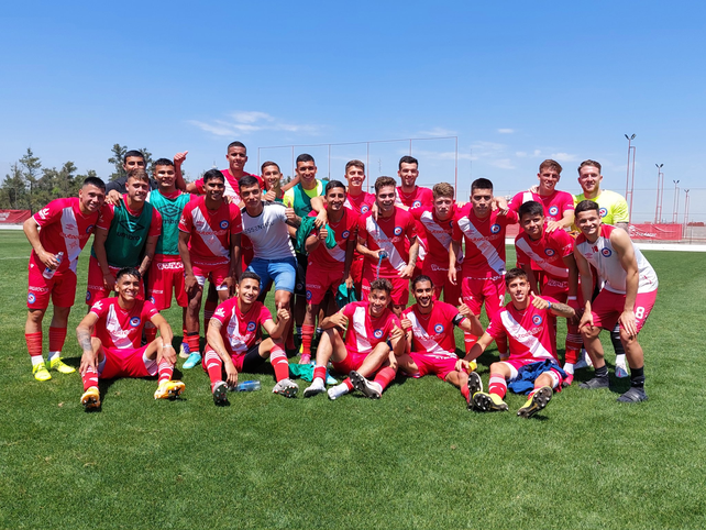 Colón cayó con Argentinos y no pudo acercarse a la punta