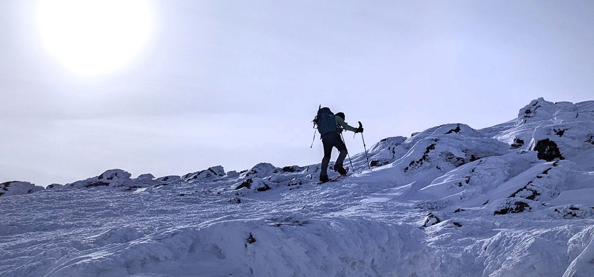 En esta fotografía proporcionada por Kathyrn McKee, su compañera de caminata Beata LeLacheur sube por el sendero Westside, apenas horas antes de tener que ser rescatada, en Mount Washington, New Hampshire, el domingo 2 de febrero de 2025. (Foto de Kathyrn McKee vía AP) En esta fotografía proporcionada por Kathyrn McKee, su compañera de caminata Beata LeLacheur sube por el sendero Westside, apenas horas antes de tener que ser rescatada, en Mount Washington, New Hampshire, el domingo 2 de febrero de 2025. (Foto de Kathyrn McKee vía AP)