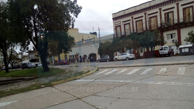 Necesidad. La cantidad de gente sorprendió a quienes pasaban frente a la estación del ferrocarril.