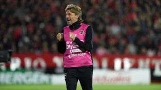 Gabriel Heinze grita con alma y vida el gol de penal de Jorge Recalde. Newells ganó por 2 a 0.