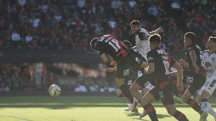 Walter Mazzantti salta y anotará el gol de Newells, que luego fue anulado por posición adelantada.