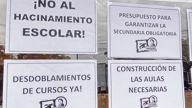 Reclamo. Los docentes pegaron sus exigencias en la puerta de la sede local del Ministerio de Educaci&oacute;n.