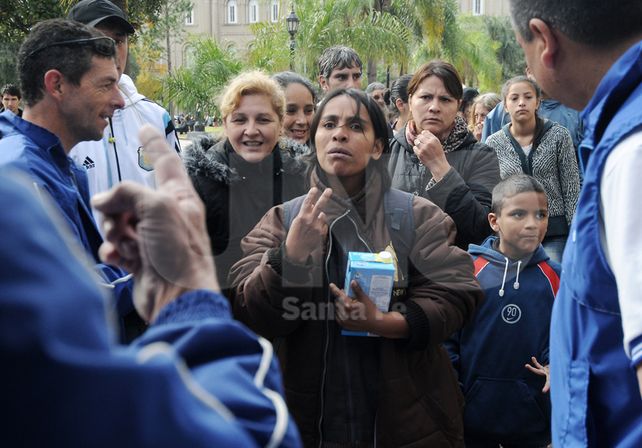 Entrega. Las personas pedían que se entreguen dos litros por persona
