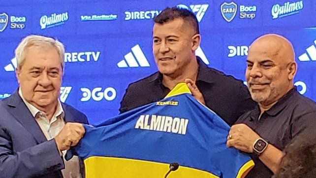 Jorge Almirón con el presidente Ameal y el representante del Consejo