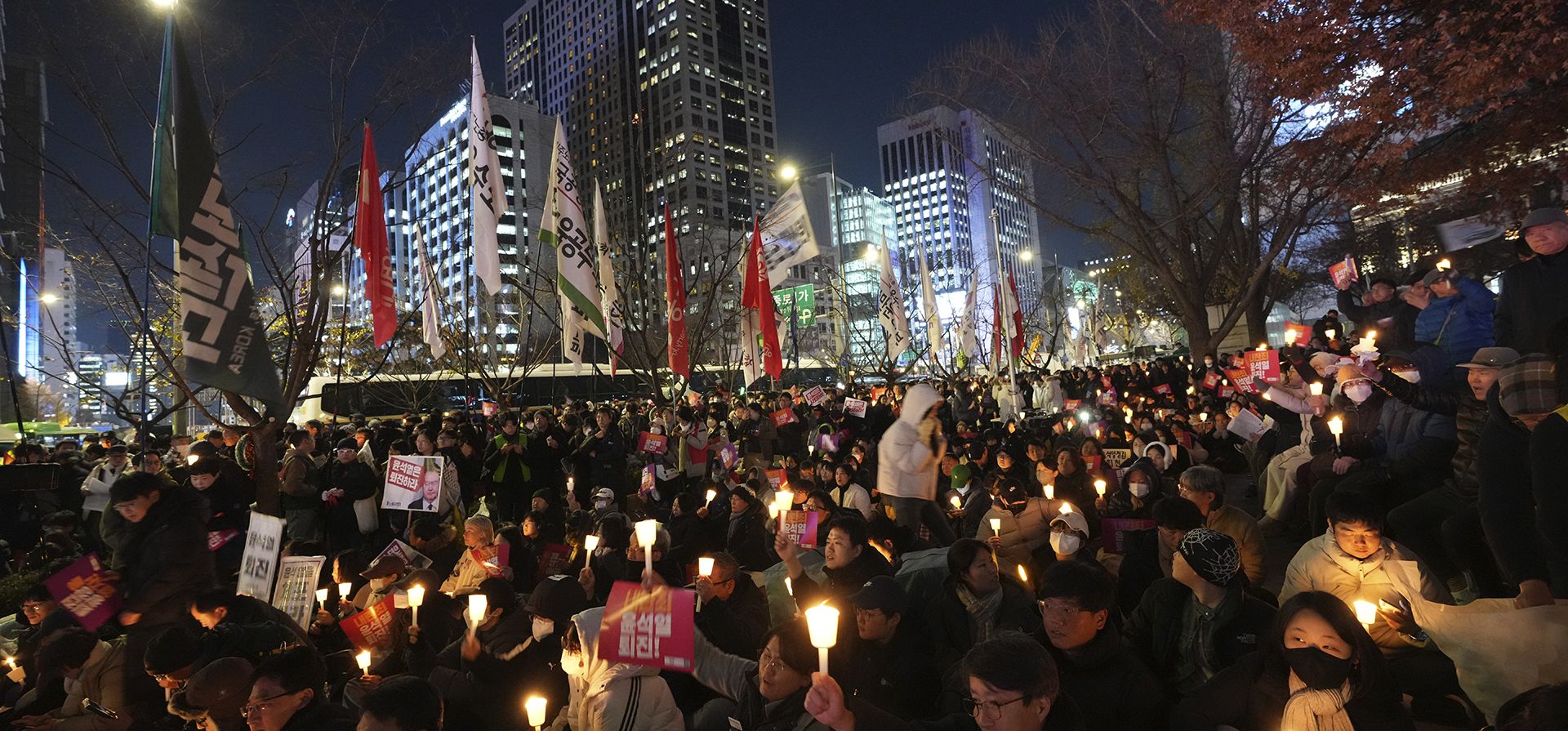 Varias personas sostienen velas durante una vigilia contra el presidente de Corea del Sur, Yoon Suk Yeol, en Seúl, Corea del Sur, el miércoles 4 de diciembre de 2024. (Foto AP/Lee Jin-man) Varias personas sostienen velas durante una vigilia contra el presidente de Corea del Sur, Yoon Suk Yeol, en Seúl, Corea del Sur, el miércoles 4 de diciembre de 2024. (Foto AP/Lee Jin-man)