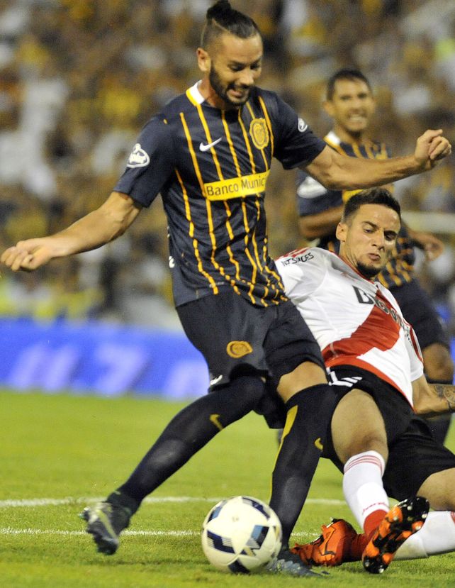 Pasado. Larrondo domina el balón en el partido ante River