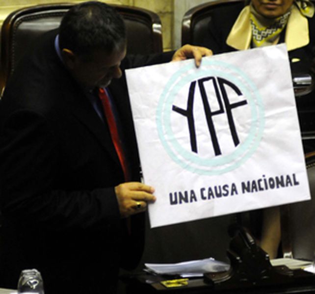 El cartel que aparece en las bancas de los diputados lleva la firma del Frente Amplio Progresista que integra el socialismo santafesino.
