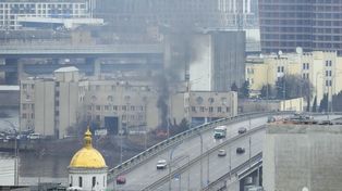 El humo y las llamas se elevan cerca de un edificio tras un ataque ruso en Kiev. En Rosario hay quienes siguen la guerra de cerca.