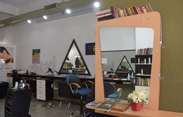 Los libros son parte del paisaje del salón. Al fondo