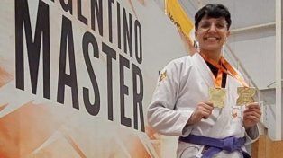 Antonella Bello posa con las dos preseas que obtuvo en su primera competencia como cinturón violeta.