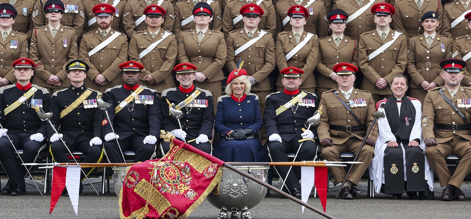 La Reina Camilla de Gran Bretaña posa para una fotografía de grupo con los Royal Lancers, en Catterick, Inglaterra, el 22 de abril de 2024. La Reina Camilla realiza su primera visita al Regimiento desde que fue nombrada Coronel en Jefe. (Chris Jackson/Foto de piscina vía AP) La Reina Camilla de Gran Bretaña posa para una fotografía de grupo con los Royal Lancers, en Catterick, Inglaterra, el 22 de abril de 2024. La Reina Camilla realiza su primera visita al Regimiento desde que fue nombrada Coronel en Jefe. (Chris Jackson/Foto de piscina vía AP)