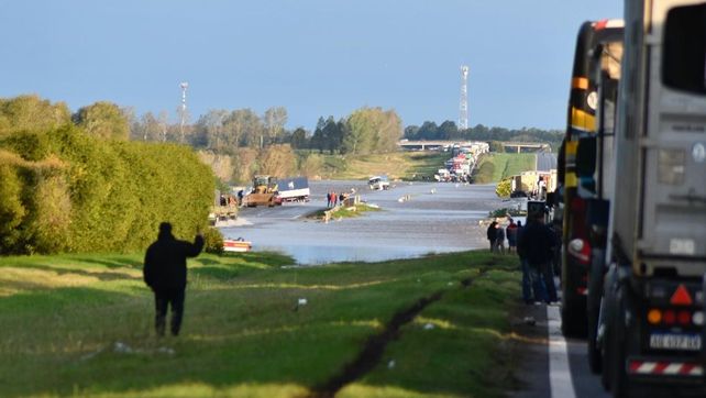 La autopista Rosario-Buenos Aires continúa cortada en algunos tramos por las inundaciones. Foto gentileza PhLares.