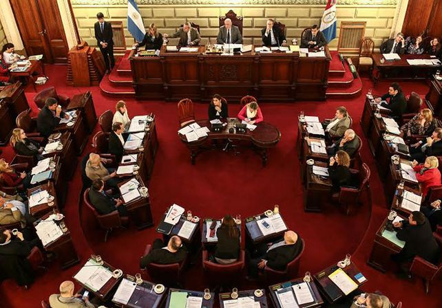 Con un arduo debate, el oficialismo logró el primer paso para endeudarse