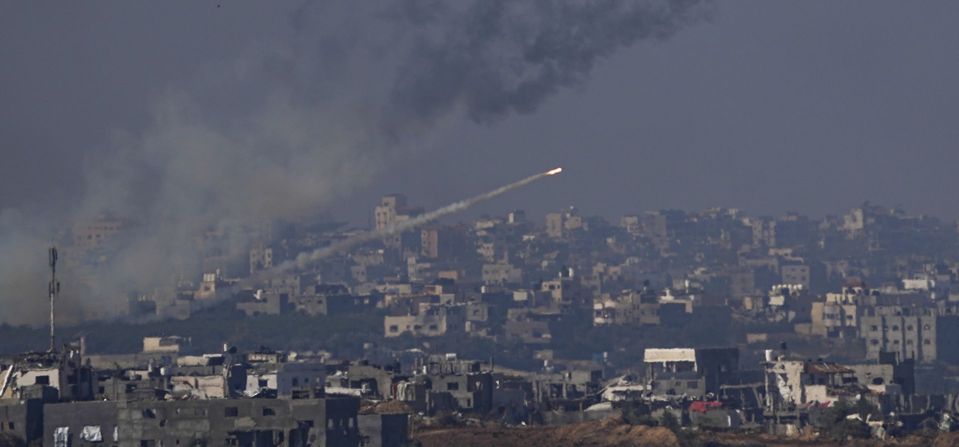 Cohetes son disparados hacia Israel desde la Franja de Gaza, visto desde el sur de Israel, el viernes 1 de diciembre de 2023. (Foto AP/Ariel Schalit) Cohetes son disparados hacia Israel desde la Franja de Gaza, visto desde el sur de Israel, el viernes 1 de diciembre de 2023. (Foto AP/Ariel Schalit)