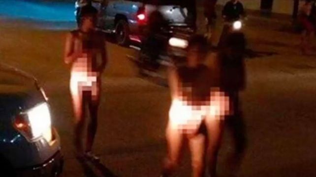 Por robar, desnudan a tres ladronas y las nalguean en público