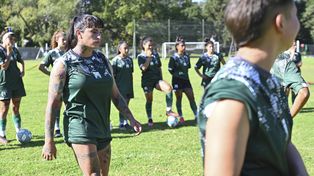 Mara, Tiziana (foto) y Jezabel, tres luchadoras que lograron el reconocimiento futbolístico de la AFA.