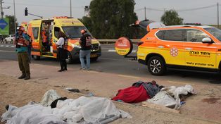 Los cuerpos de los civiles muertos en un ataque militante palestino yacen cubiertos en la ciudad de Sderot, en el sur de Israel