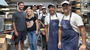 María Celia Cuccittini, la mamá de Lionel Messi, con los empleados de la pizzería.