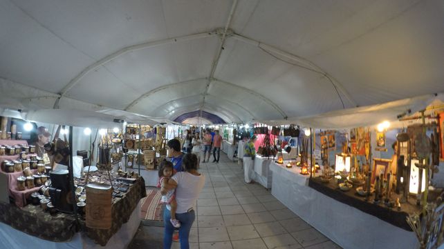 El paseo de los artesanos en la peatonal de Paraná. Foto UNO.&nbsp;