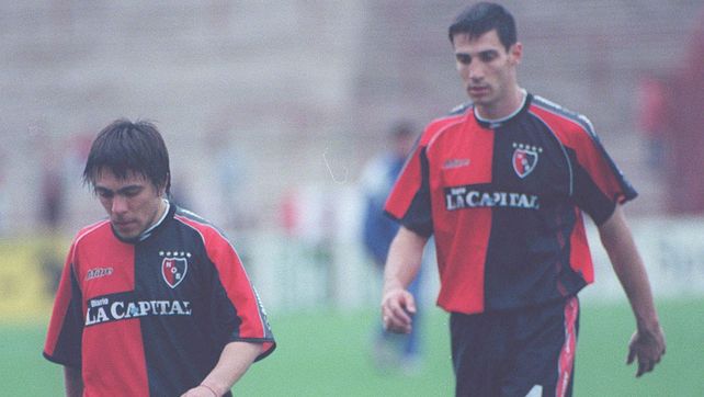 15 de octubre de 2000. Diego Quintana con la camiseta de Newells. Más atrás lo sigue Juan Pablo Vojvoda.