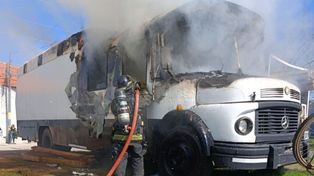Un colectivo quedó destruido al incendiarse en zona sudoeste.