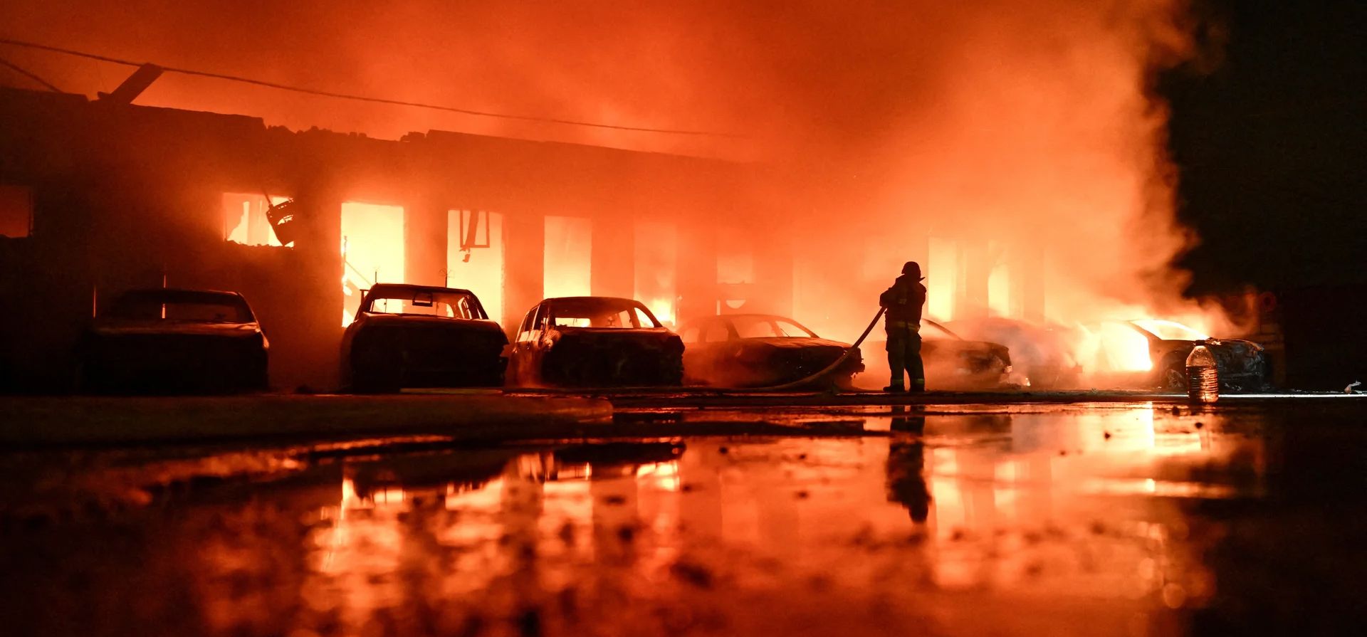Un bombero trabaja en el lugar de un edificio alcanzado por un ataque con drones rusos, Zaporiyia, Ucrania. Fotografía: Reuters Un bombero trabaja en el lugar de un edificio alcanzado por un ataque con drones rusos, Zaporiyia, Ucrania. Fotografía: Reuters