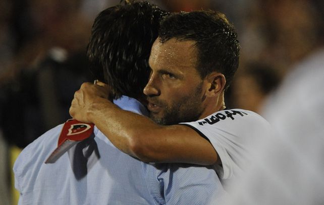 El capitán envió las condolencias a las familias de las personas fallecidas y heridas en el ataque brutal a la camioneta anoche en Lamadrid y Oroño.