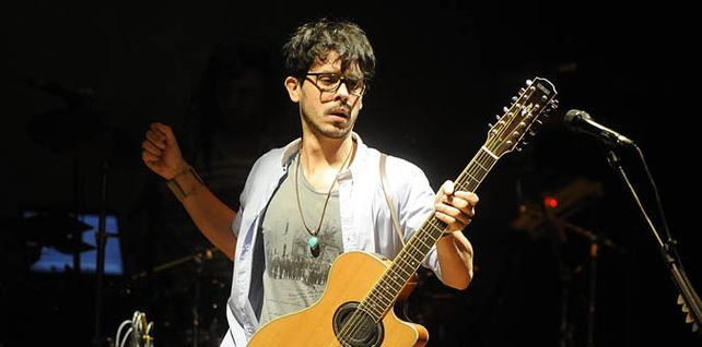 El artista impacta con una combinación de rock
