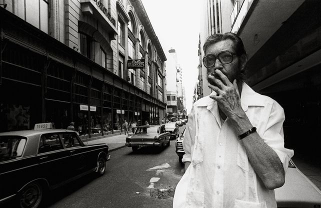 Una foto de Dani Yako de Cortázar frente a la tienda Harrods, sobre la porteña calle San Martín, en diciembre de 1983. 