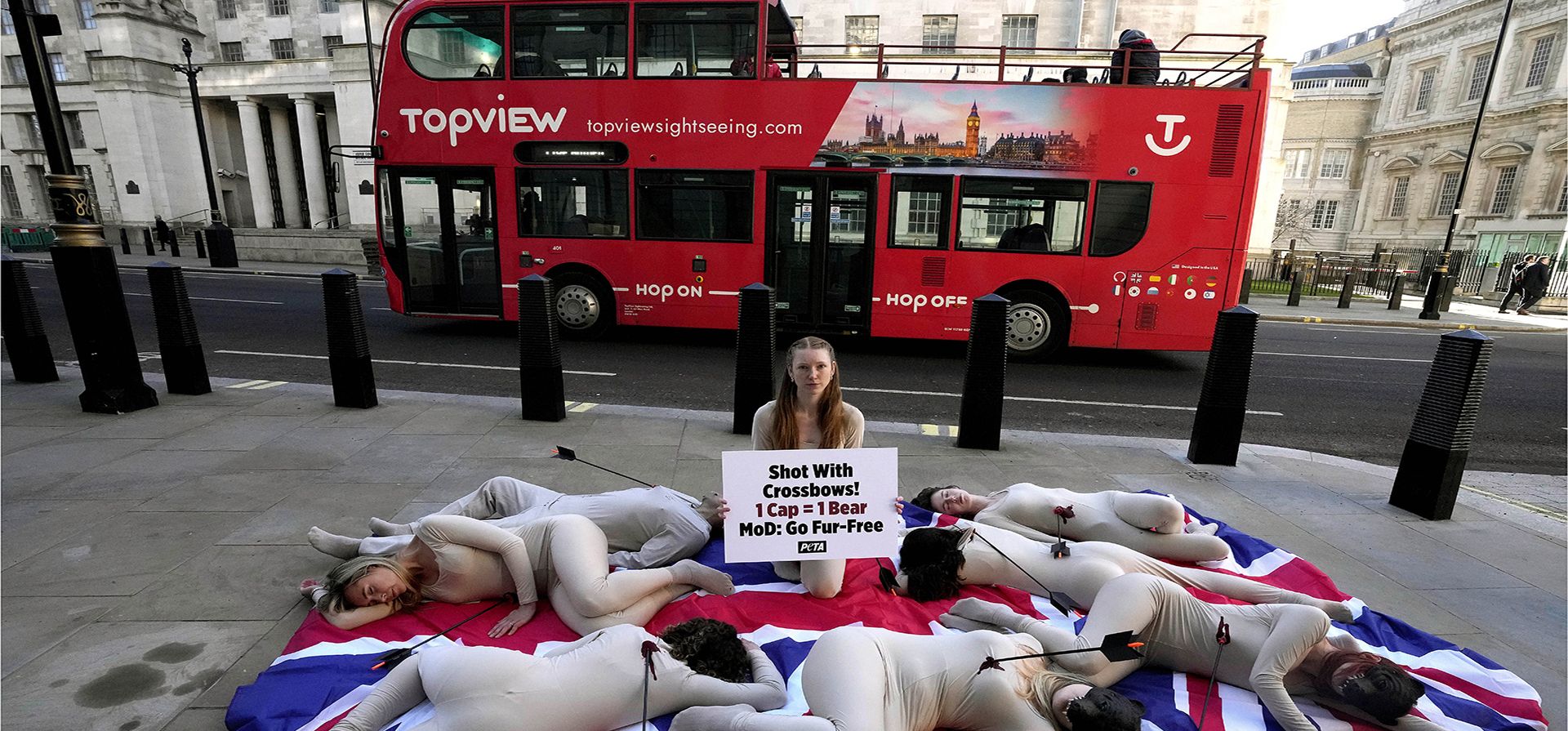 Activistas de PETA organizan un simulacro de muerte en las Union Jacks frente al Ministerio de Defensa en protesta contra el uso de pieles de oso reales en las gorras de la Guardia del Rey. Fotografía: Vuk Valcic/ZUMA Press Wire/REX/Shutterstock Activistas de PETA organizan un simulacro de muerte en las Union Jacks frente al Ministerio de Defensa en protesta contra el uso de pieles de oso reales en las gorras de la Guardia del Rey. Fotografía: Vuk Valcic/ZUMA Press Wire/REX/Shutterstock