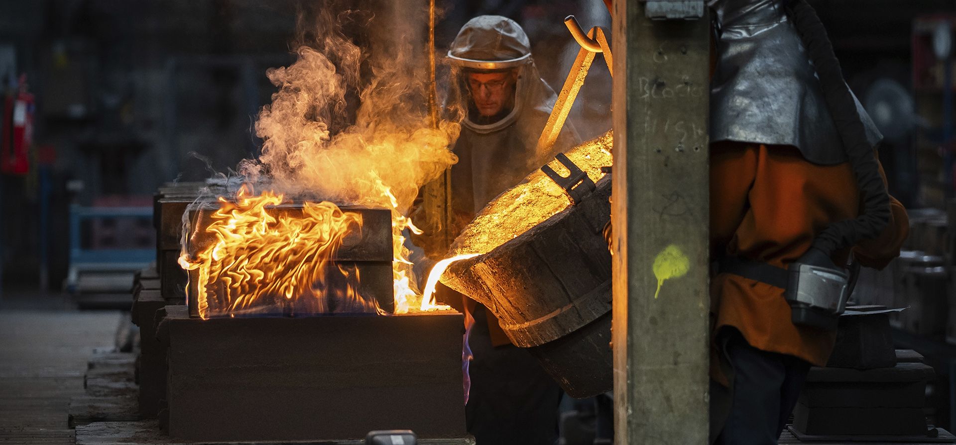 Trabajadores de un horno vierten bronce fundido en un molde como parte del proceso para crear máscaras BAFTA en FSE Foundry en Braintree, Essex, el miércoles 24 de enero de 2024. (Scott A Garfitt/Invision/AP) Trabajadores de un horno vierten bronce fundido en un molde como parte del proceso para crear máscaras BAFTA en FSE Foundry en Braintree, Essex, el miércoles 24 de enero de 2024. (Scott A Garfitt/Invision/AP)