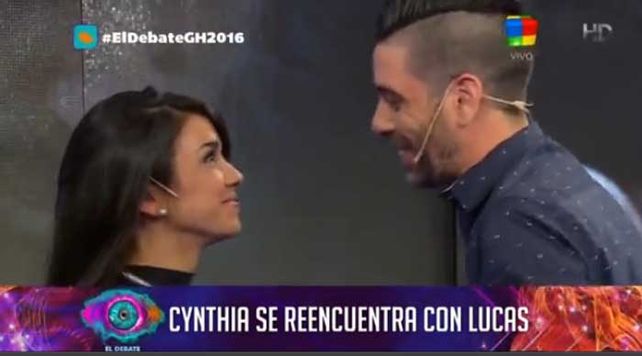 El diálogo amoroso entre Lucas y Cynthia al reencontrarse afuera de la casa de Gran Hermano
