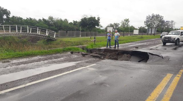 Sauce Viejo: por un socavón desvían el tránsito en la ruta Nº 11