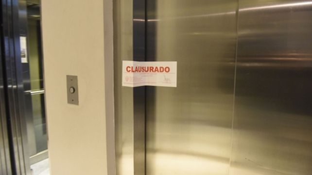 Accidente. Un ascensor del céntrico hotel Savoy se cayó con al menos nueve ocupantes en su interior. Polémica por la normativa.