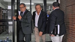 El exdiputado provincial, Ricardo Troncoso, junto a su abogado defensor, Hugo Gemelli.