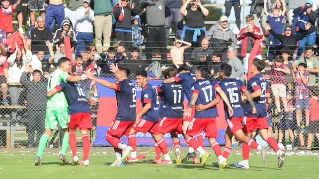 Leones FC. El plantel festeja el pasaje a los cuartos donde enfrentará a Sportivo Barracas