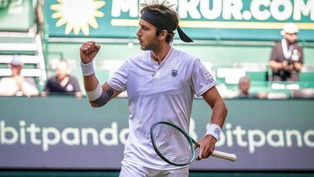 Tomás Etcheverry transitó con firmeza en el polvo de ladrillo europeo al derrotar al búlgaro Grigor Dimitrov. Sebastián Báez fue eliminado por Carlos Alcaraz.