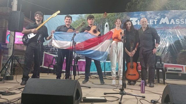 El equipo está compuesto por Victoria Jaime en primera guitarra
