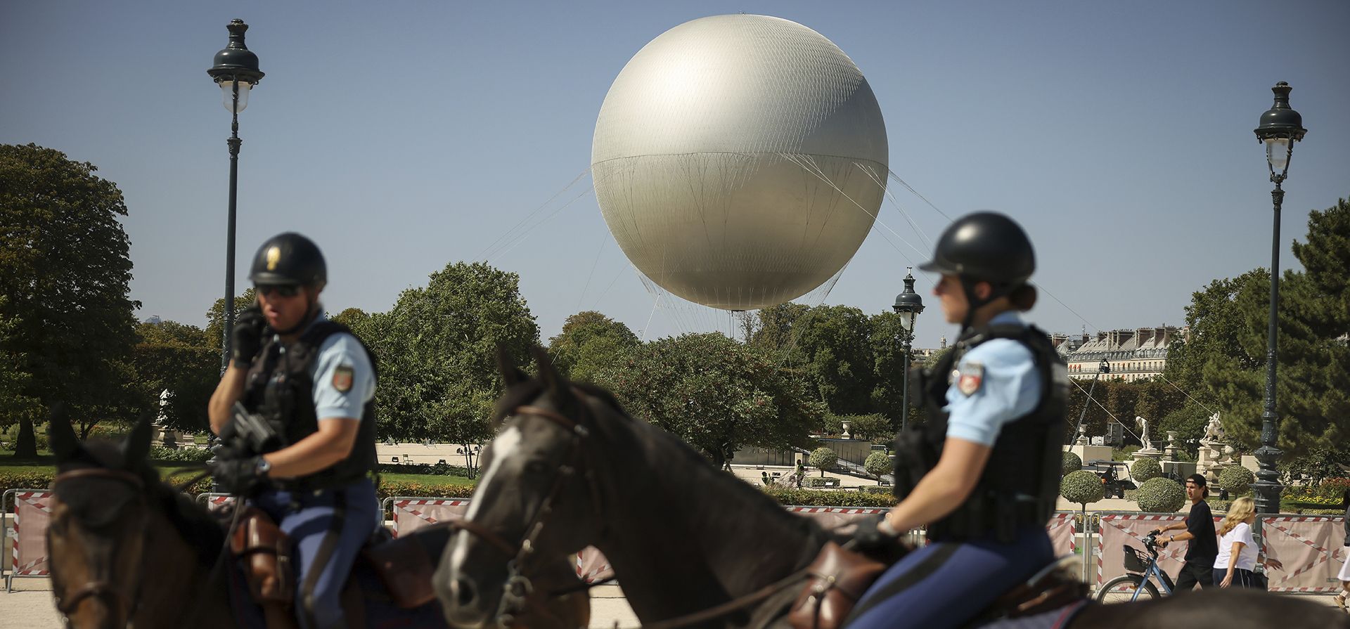 La policía montada patrulla frente al pebetero paralímpico en los jardines de las Tullerías en vísperas de la ceremonia de apertura de los Juegos Paralímpicos, el martes 27 de agosto de 2024 en París. (Foto AP/Thomas Padilla) La policía montada patrulla frente al pebetero paralímpico en los jardines de las Tullerías en vísperas de la ceremonia de apertura de los Juegos Paralímpicos, el martes 27 de agosto de 2024 en París. (Foto AP/Thomas Padilla)