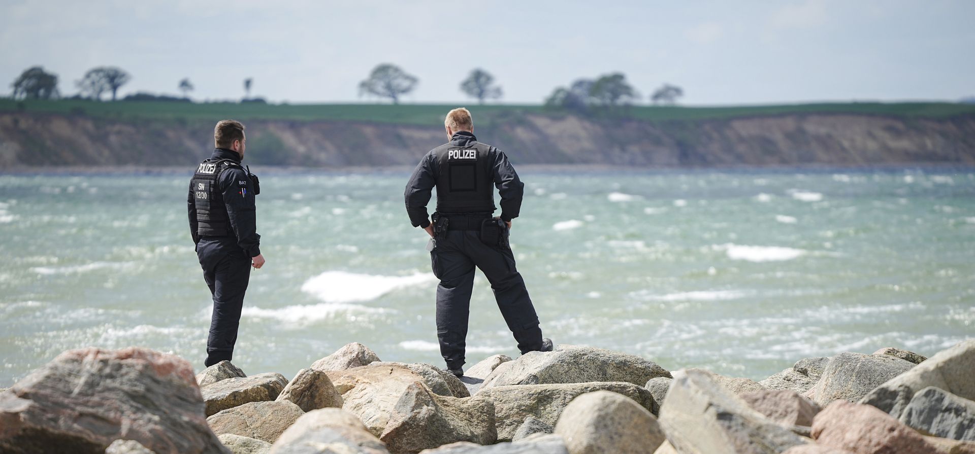 Oficiales de policía aseguran la playa Weissenhaeuser cerca del resort Weissenhaus en Weissenhaeuser Strand, Alemania, el jueves 12 de mayo de 2022. La cumbre de ministros de Relaciones Exteriores del grupo G7 de las principales potencias económicas democráticas se lleva a cabo en el resort en el Mar Báltico.