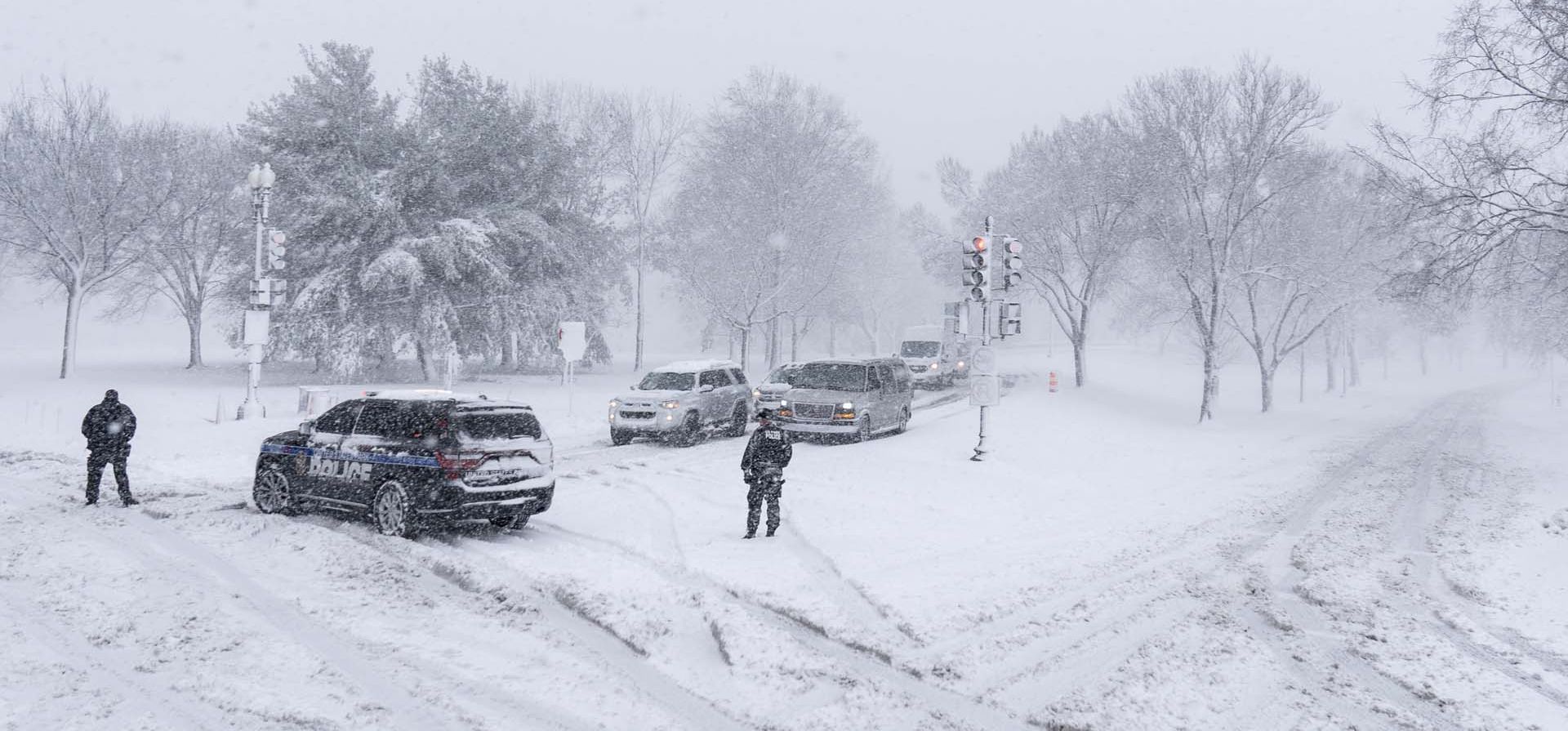 La caravana del presidente Joe Biden cruza una intersección de una avenida cubierta de nieve durante la tormenta invernal en Washington. Foto: AP