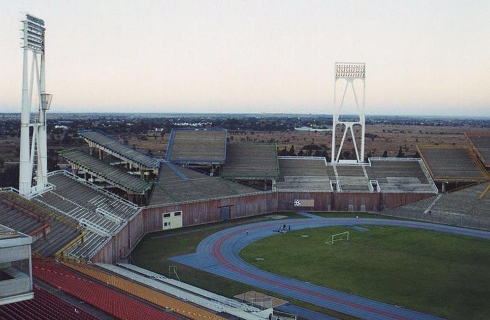 Mmabatho Stadium. Situado en la localidad sudafricana de Fielking posee unas tribunas en una posición peculiar. Fue creado por unos arquitectos rusos y caben cerca de 60.000 espectadores.