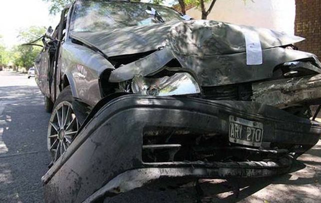 El auto evidencia la violencia del impacto contra las chicas.