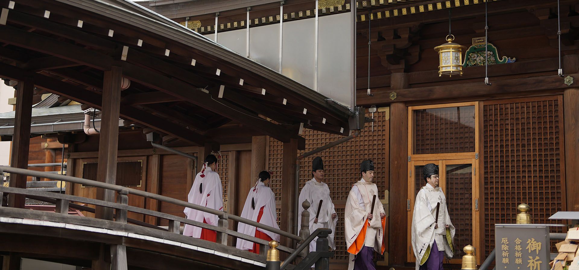 Sacerdotes y doncellas entran al santuario principal en Yushima Shinto en Tokio el miércoles 15 de febrero de 2023. (Foto AP/Shuji Kajiyama)
