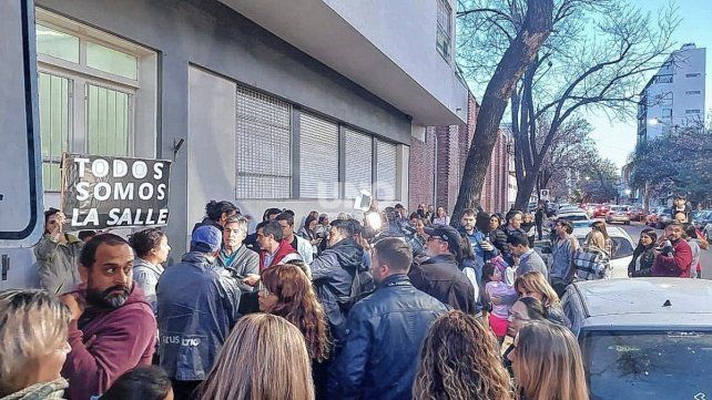 Los padres de La Salle se manifestaron frente al colegio.