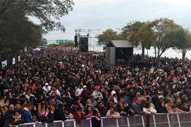 Fiesta a orillas de la Setúbal: más de 40 mil personas celebraron la llegada de la Antorcha Suramericana y el reencendido del Puente Colgante