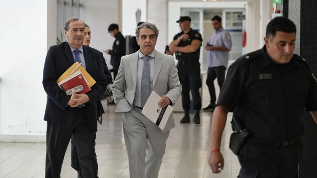 El senador Armando Traferri acudió puntual junto a sus abogados al Centro de Justicia Penal.