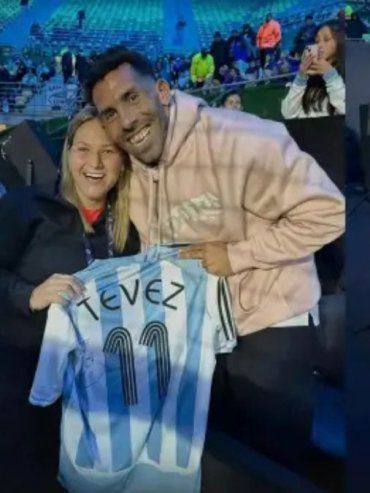 Carlos Tévez le regaló su camiseta de la Selección a la paranaense Aranzazú Osoro