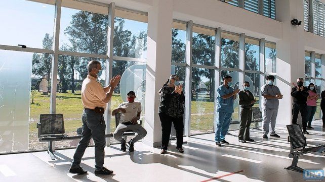 Así fue el emotivo regreso al hospital del director de Iturraspe tras recuperarse de Covid-19